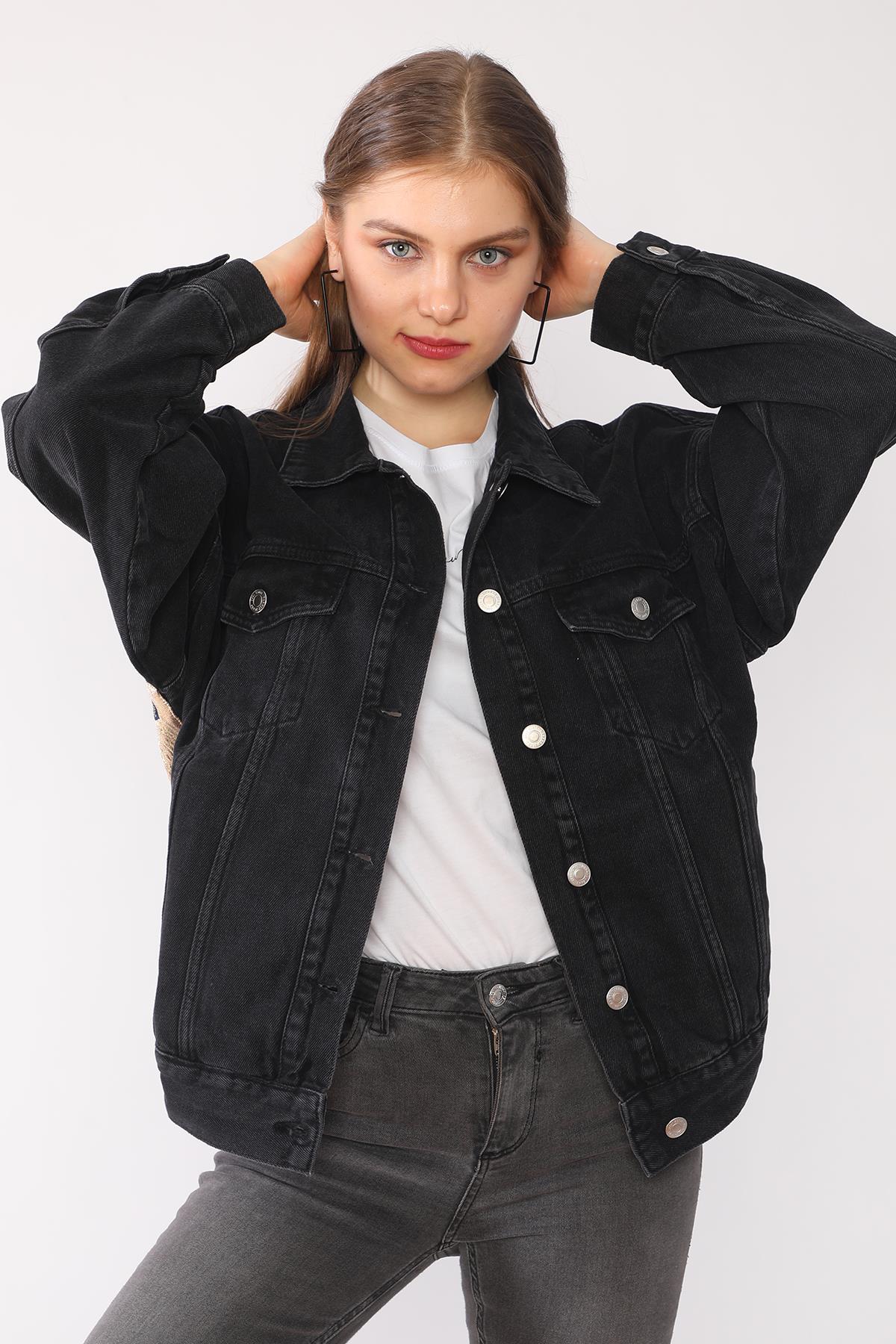 arkasi-buyuk-cicek-desen-jakarli-oversize-siyah-denim-kadin-ceket-451-1.jpg